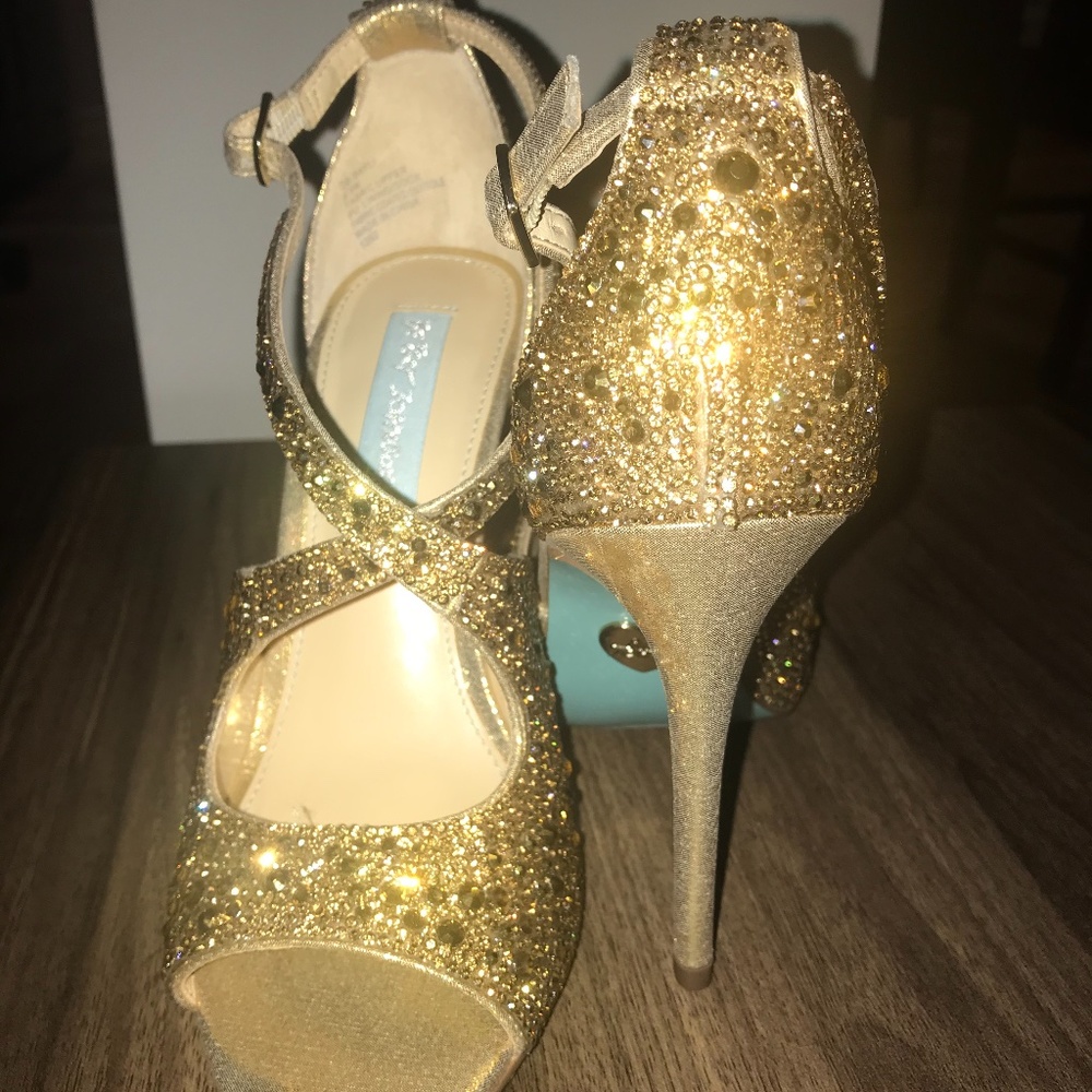 Shoes - Picture 2 of 6